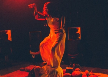 Kebebasan dalam Keterbatasan Pertunjukan “W.ADU.AN” dan Beberapa Refleksi Diri Melalui Cermin