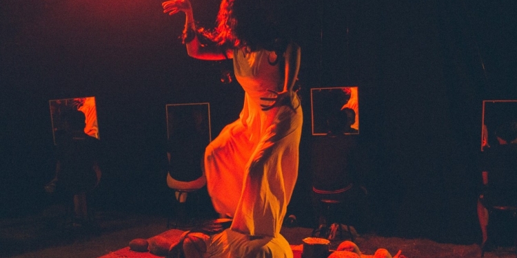 Kebebasan dalam Keterbatasan Pertunjukan “W.ADU.AN” dan Beberapa Refleksi Diri Melalui Cermin