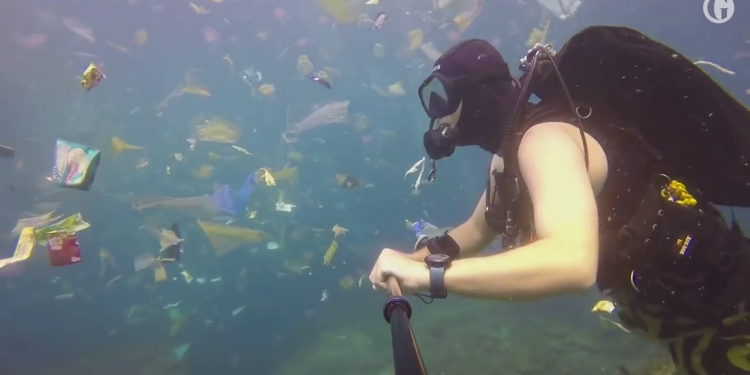 Andai Pariwisata Tak Merasuki,  Siapa Yang Peduli Sampah Plastik di Nusa Penida?