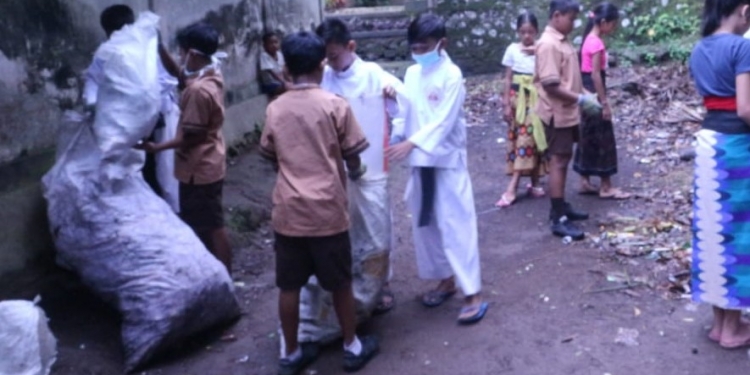 Bersih di Sekolah dengan Lipstik : “Literasi Penanganan Sampah Plastik”