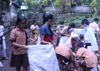 Mengarungi Sampah Plastik dan Langkah Darurat yang Terlihat Gawat