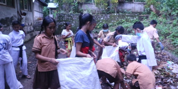 Mengarungi Sampah Plastik dan Langkah Darurat yang Terlihat Gawat