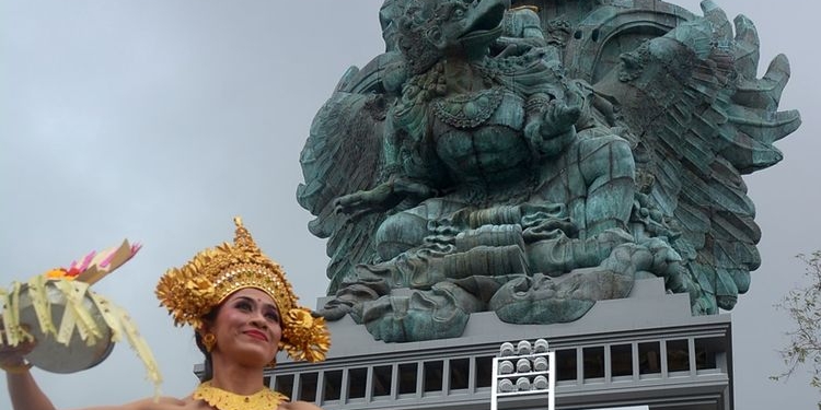 Orang Bali dan Garuda