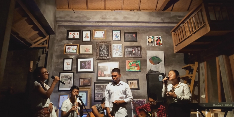 Senang-Senang di Rumah Mahima: Puisi dan Hal-hal Lain yang Begitu Menyenangkan…