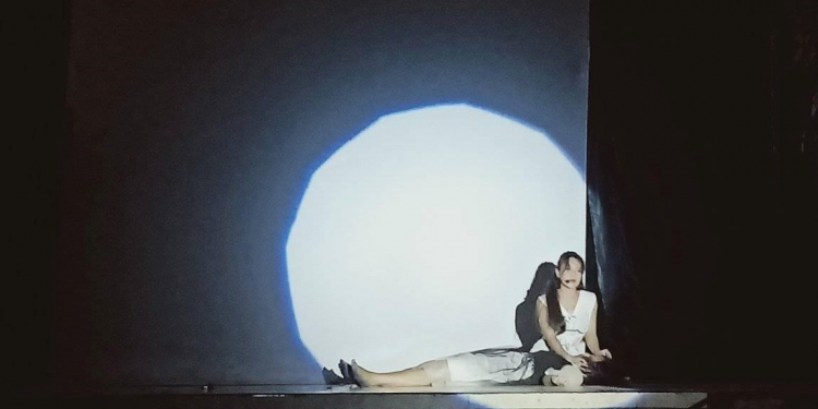 Membaca Kumpulan Cerpen dalam Pentas Drama “A Mother & A Monster” di Kampus Bawah Undiksha