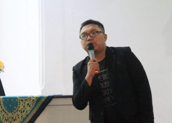 Orang Tua, Karir, dan Rahasia dalam Jarak