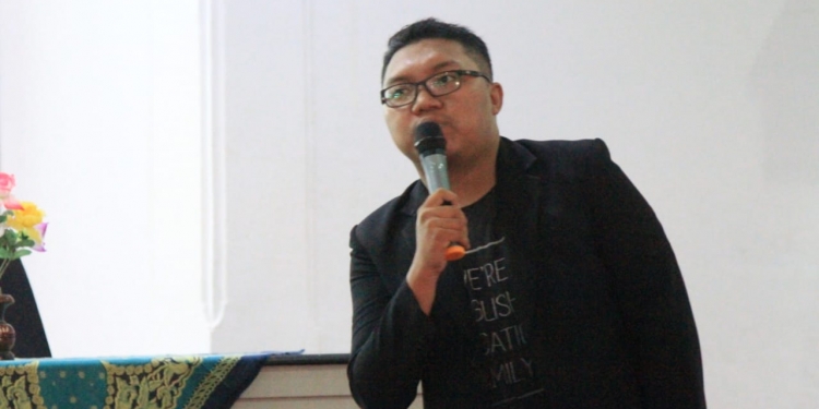 Orang Tua, Karir, dan Rahasia dalam Jarak