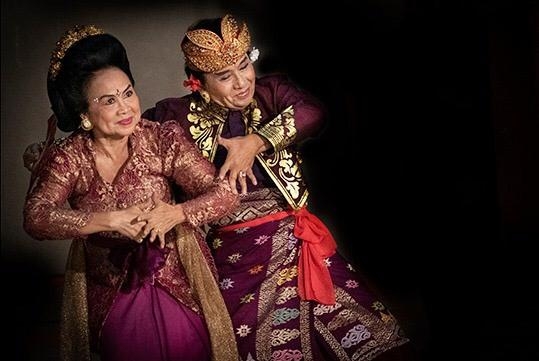 Ketika Para Guru Besar Menari di Bulan Menari ISI Denpasar