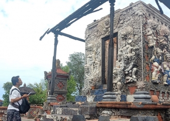 Terbakarnya Pura Dalem Banjar dengan Ukiran dan Patung Langka: Direstorasi atau Dipralina?