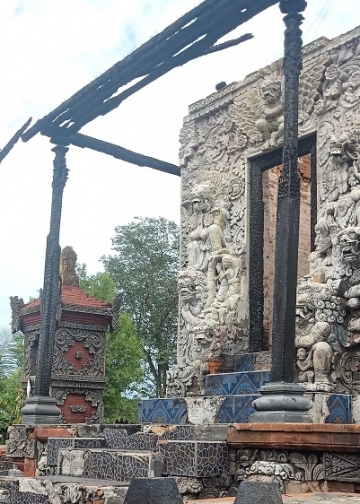 Terbakarnya Pura Dalem Banjar dengan Ukiran dan Patung Langka: Direstorasi atau Dipralina?