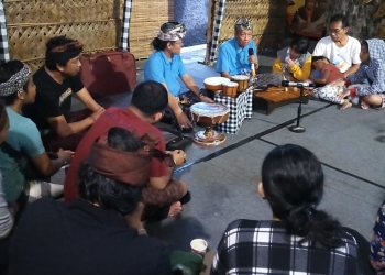 Pekak Taro Mengajar Orang Tua Mendongeng