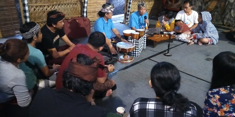 Pekak Taro Mengajar Orang Tua Mendongeng