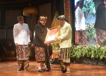 Anugerah Bali Kerthi Nugraha Mahottama untuk Sastrawan Ida Bagus Sunu Pidada