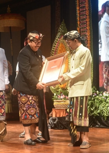 Anugerah Bali Kerthi Nugraha Mahottama untuk Sastrawan Ida Bagus Sunu Pidada