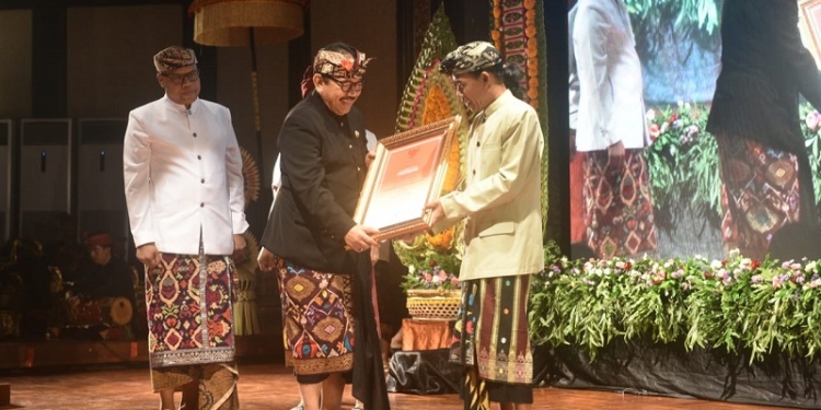 Anugerah Bali Kerthi Nugraha Mahottama untuk Sastrawan Ida Bagus Sunu Pidada