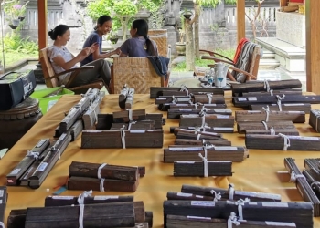 Tertawa Mengintip Lontar – [Catatan Harian Sugi Lanus]