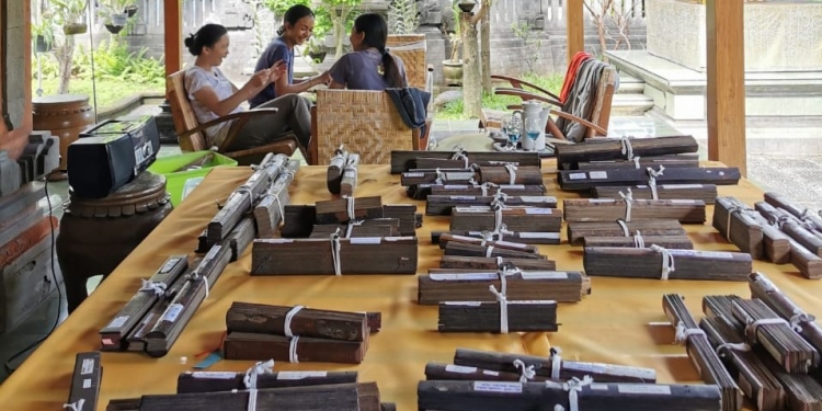 Tertawa Mengintip Lontar – [Catatan Harian Sugi Lanus]