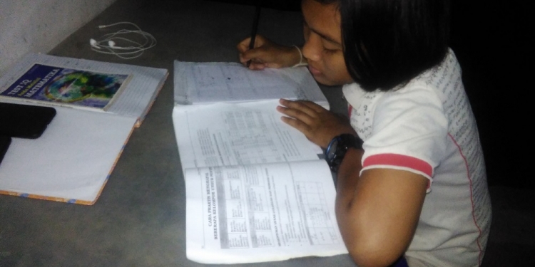 Dari Rumah, Menanti Kabar yang Tak Pasti