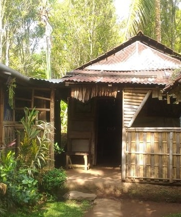 Rumahku Dibuat dari Benda Alam yang Menyatu dengan Alam