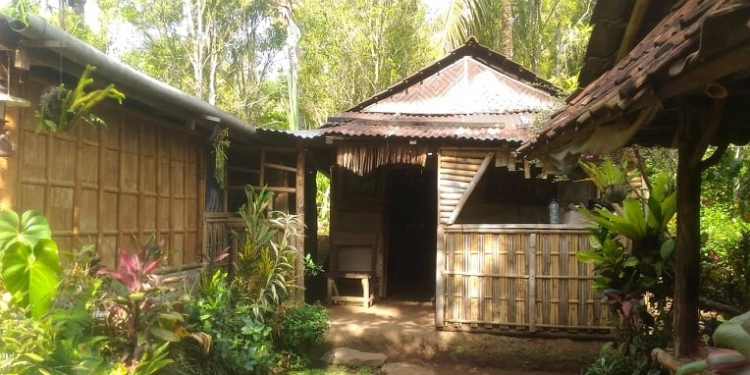 Rumahku Dibuat dari Benda Alam yang Menyatu dengan Alam