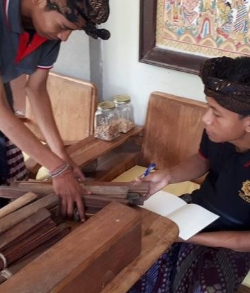 Lontar Luar & Lontar Dalam — Catatan Harian Sugi Lanus