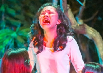 Pementasan “Kaukah Itu, Ibu?” Katarsis Aktor di Tengah Lingkaran Penonton