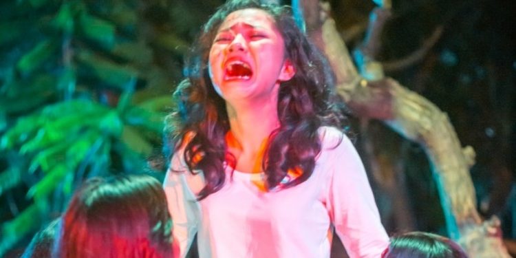 Pementasan “Kaukah Itu, Ibu?” Katarsis Aktor di Tengah Lingkaran Penonton