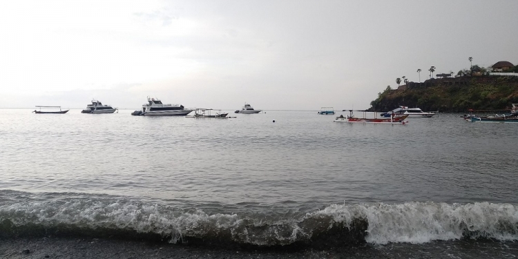 Suatu Senja di Pantai Amed