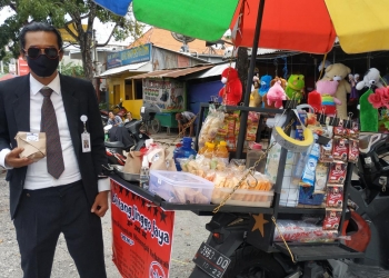 “Paspampres” Jualan Nasi Jinggo? Tak Apa, Siapa Tau Pembelinya Paspampres Beneran