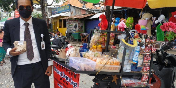 “Paspampres” Jualan Nasi Jinggo? Tak Apa, Siapa Tau Pembelinya Paspampres Beneran