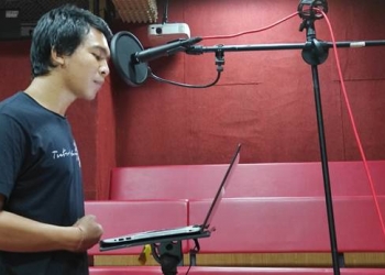 Agus Wiratama dari Teater Kalangan mengisi suara dalam program S-Express 2020 Indonesia
