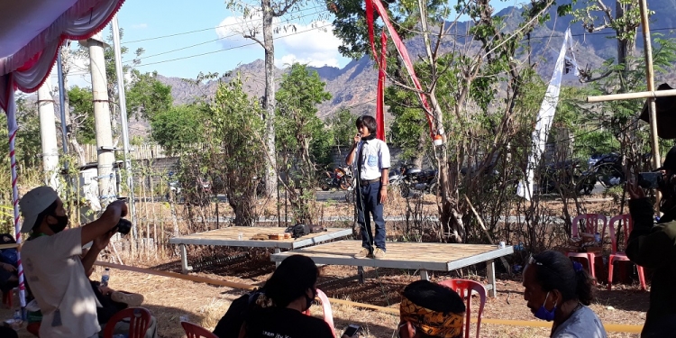 Repertoar “Pejabat Kembali Berjualan” oleh Komunitas Omah Laras di Hari Tani ke-60