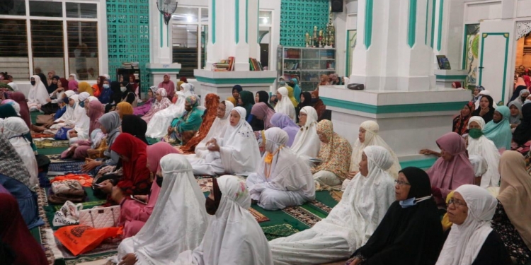 Hari Ibu di Masjid dan Hal yang Kemudian Kita Renungkan || Catatan dari Kampung di Singaraja