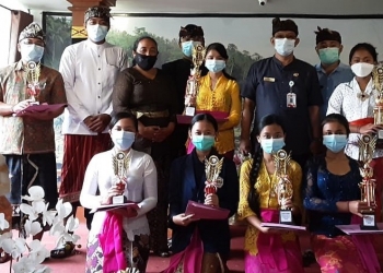 Indah Pertiwi dan Thaly Titi Kasih, Juara Baca Puisi Bali di Gianyar