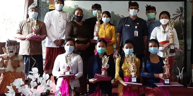 Indah Pertiwi dan Thaly Titi Kasih, Juara Baca Puisi Bali di Gianyar