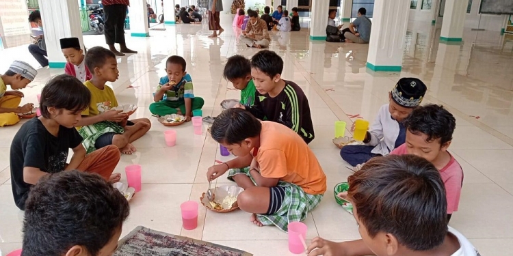 Warung Masjid dan 12.000 Porsi Makan Gratis | Catatan dari Kampung di Singaraja