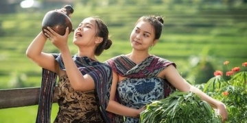 Perempuan Bali | Sastra dan Mode Berpakaian