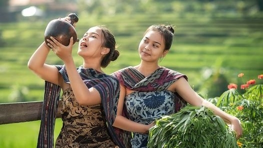 Perempuan Bali | Sastra dan Mode Berpakaian