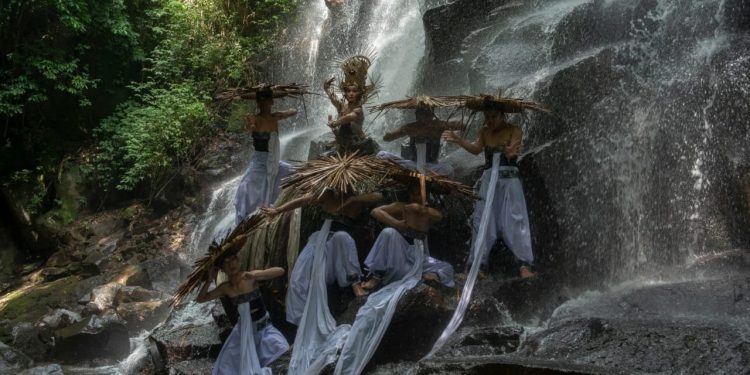 “Peed Aya” | Pawai PKB 2021 dengan Latar Air Terjun Kanto Lampo