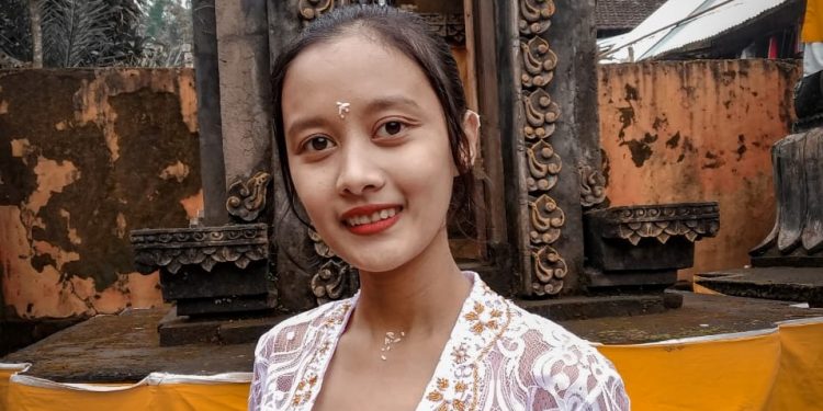 Nitya | Gadis Hindu Jawa yang Bintang Dharmawacana Itu Pilih Kuliah di Singaraja
