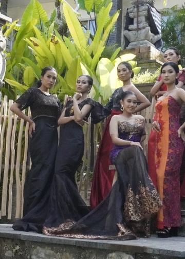 Model dari “Luh Muani Academy” dalam Rancangan Busana Kain Tradisi