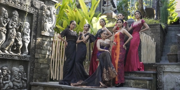 Model dari “Luh Muani Academy” dalam Rancangan Busana Kain Tradisi