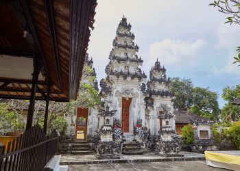 Sembahyang di Pura, “Makemit” di Penginapan | Pengamatan atas Fenomena Baru “Matirta Yatra” di Nusa Penida