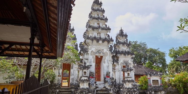 Sembahyang di Pura, “Makemit” di Penginapan | Pengamatan atas Fenomena Baru “Matirta Yatra” di Nusa Penida