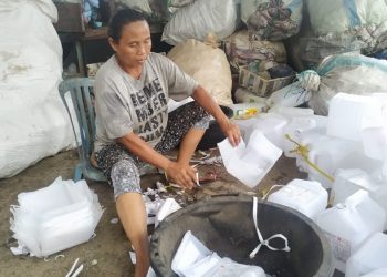 Ibu Sinar Wati | 17 Tahun Memilah Sampah Plastik dan Kini Sudah Ahli