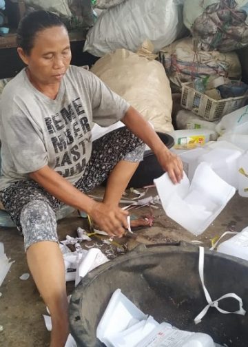 Ibu Sinar Wati | 17 Tahun Memilah Sampah Plastik dan Kini Sudah Ahli