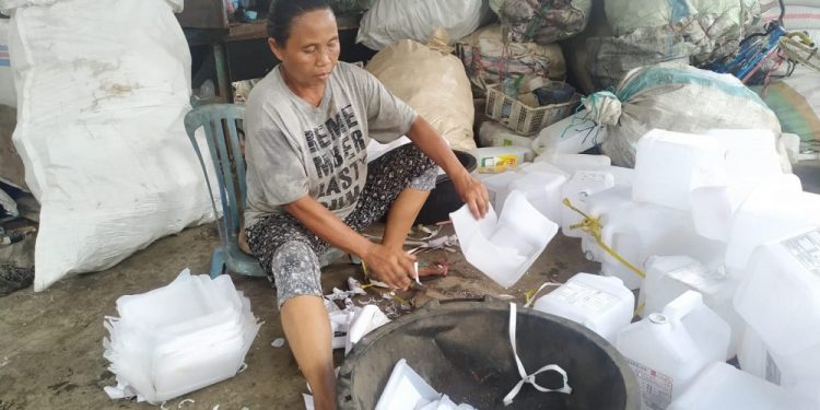 Ibu Sinar Wati | 17 Tahun Memilah Sampah Plastik dan Kini Sudah Ahli