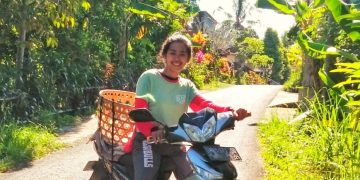 Luh Evi | Mengangkut Batu Pada Liku Jalan Pedawa