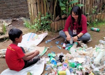 Sampah Plastik, Doktor Muda, dan Anak-anak yang Ning di Mengening