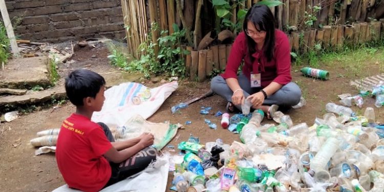 Sampah Plastik, Doktor Muda, dan Anak-anak yang Ning di Mengening